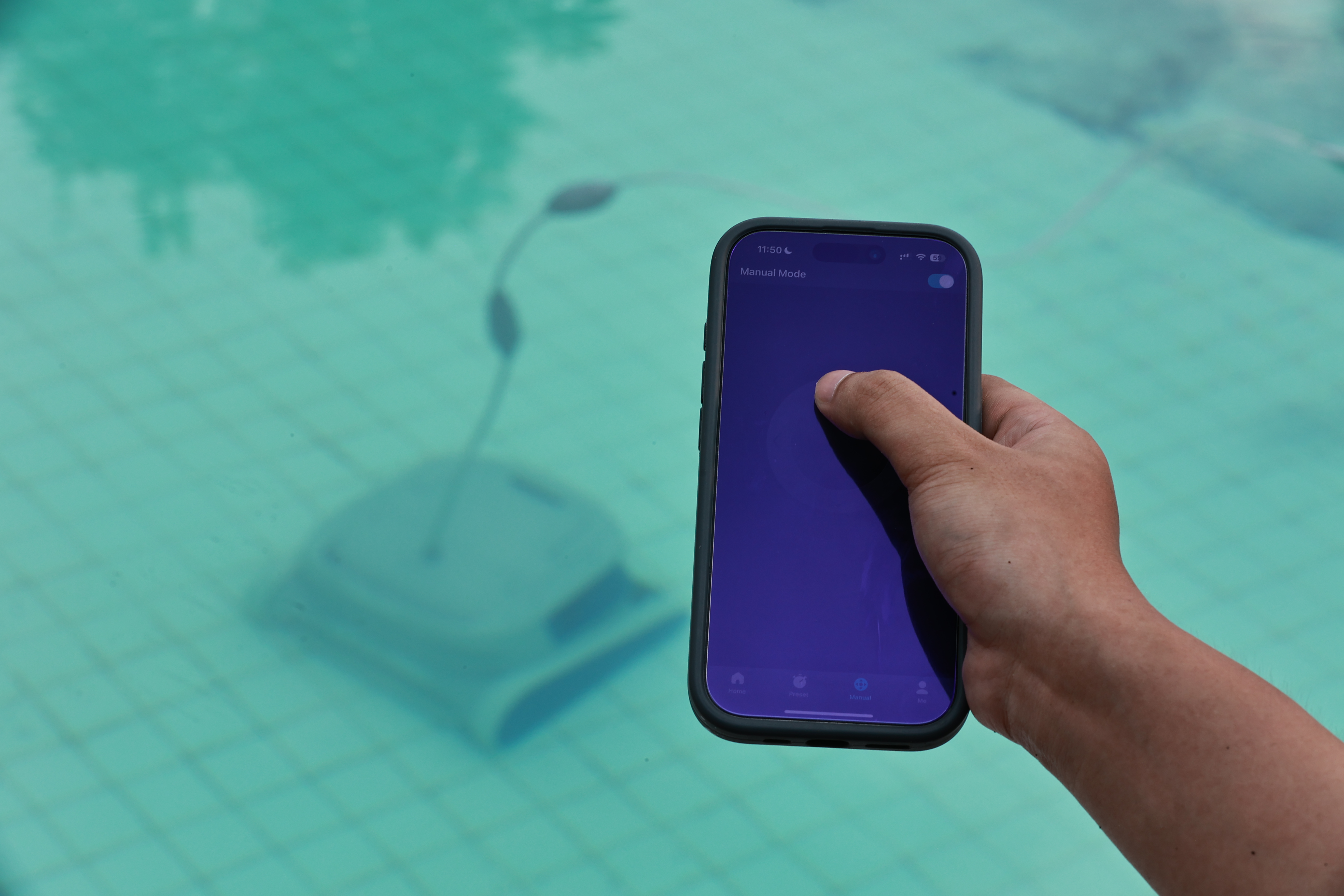 Chasing DTX Ultra kablosuz akıllı havuz robotu, 360 derece sensör ünitesiyle üstten açılı görünüm