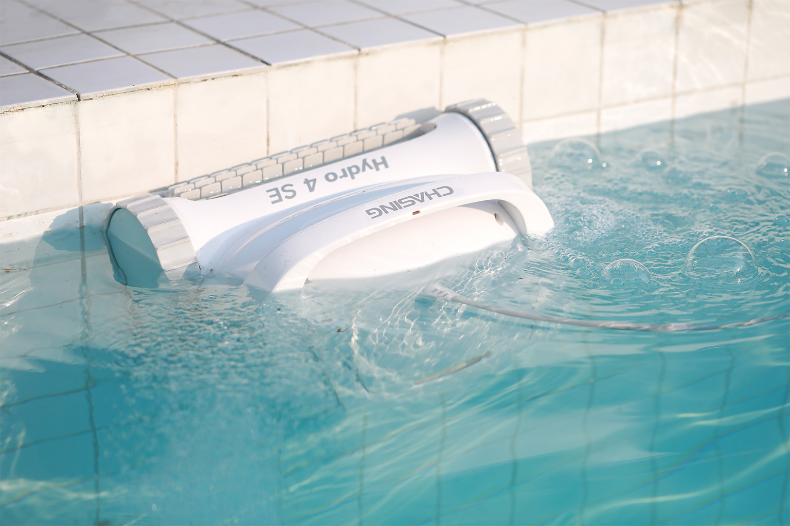 Hydro6 UV havuz temizleme robotu koyu zeminde önden görünüm
