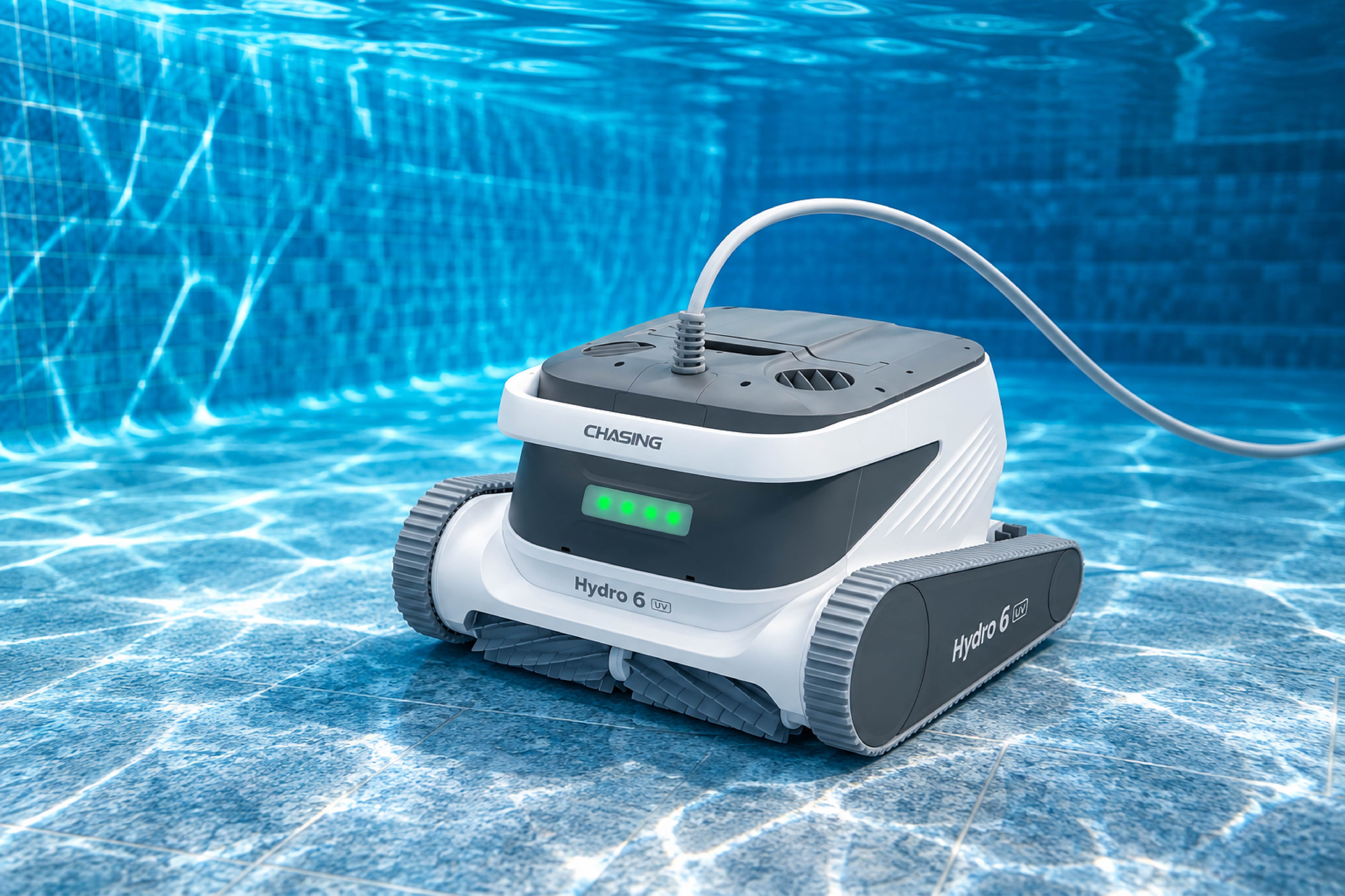 Hydro6 UV havuz temizleme robotunun önden sol açıyla studyo görüntüsü