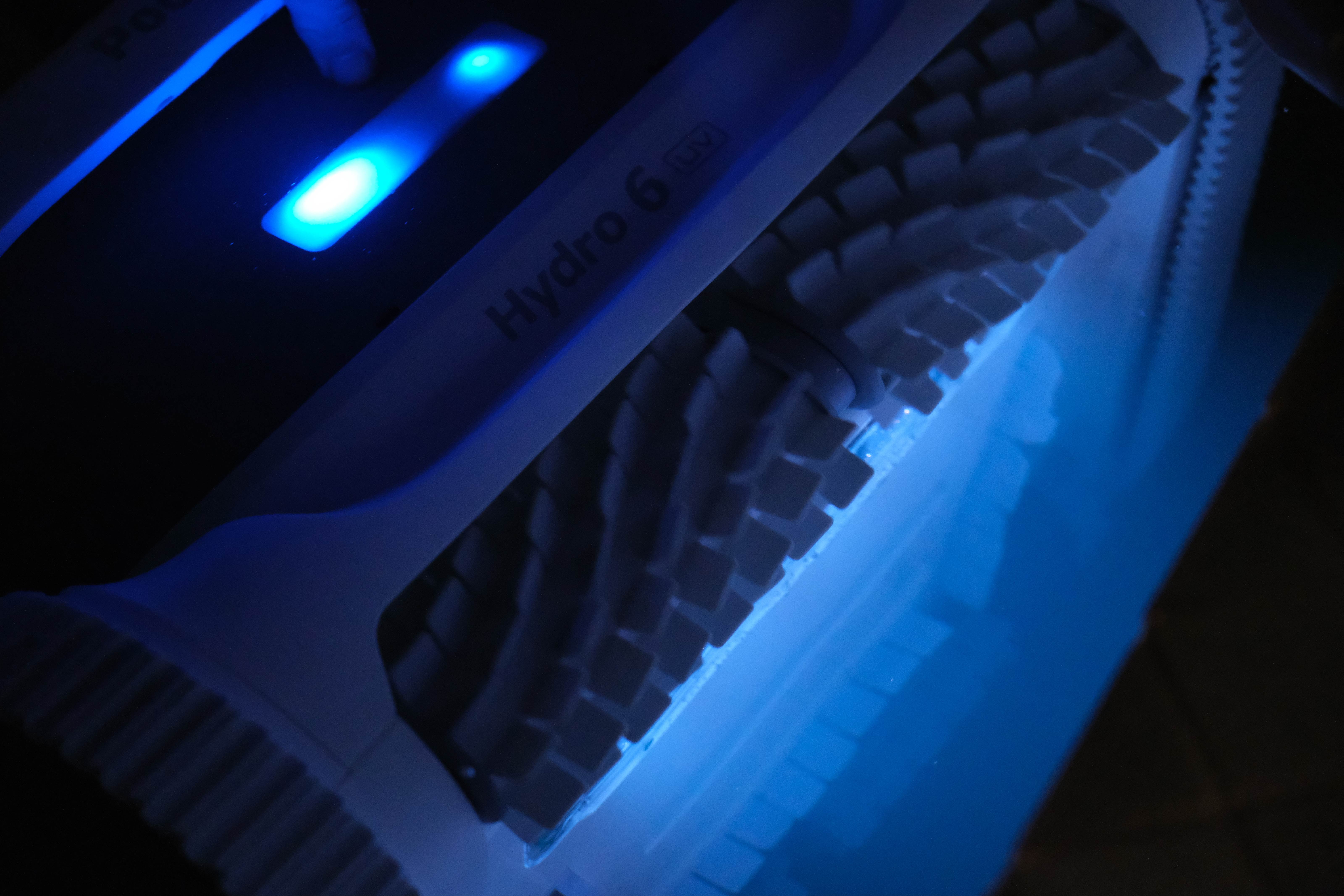 Gri ve beyaz gövdeli, paletli Chasing Hydro 6 UV havuz temizleme robotu önden yarı açılı görünüm