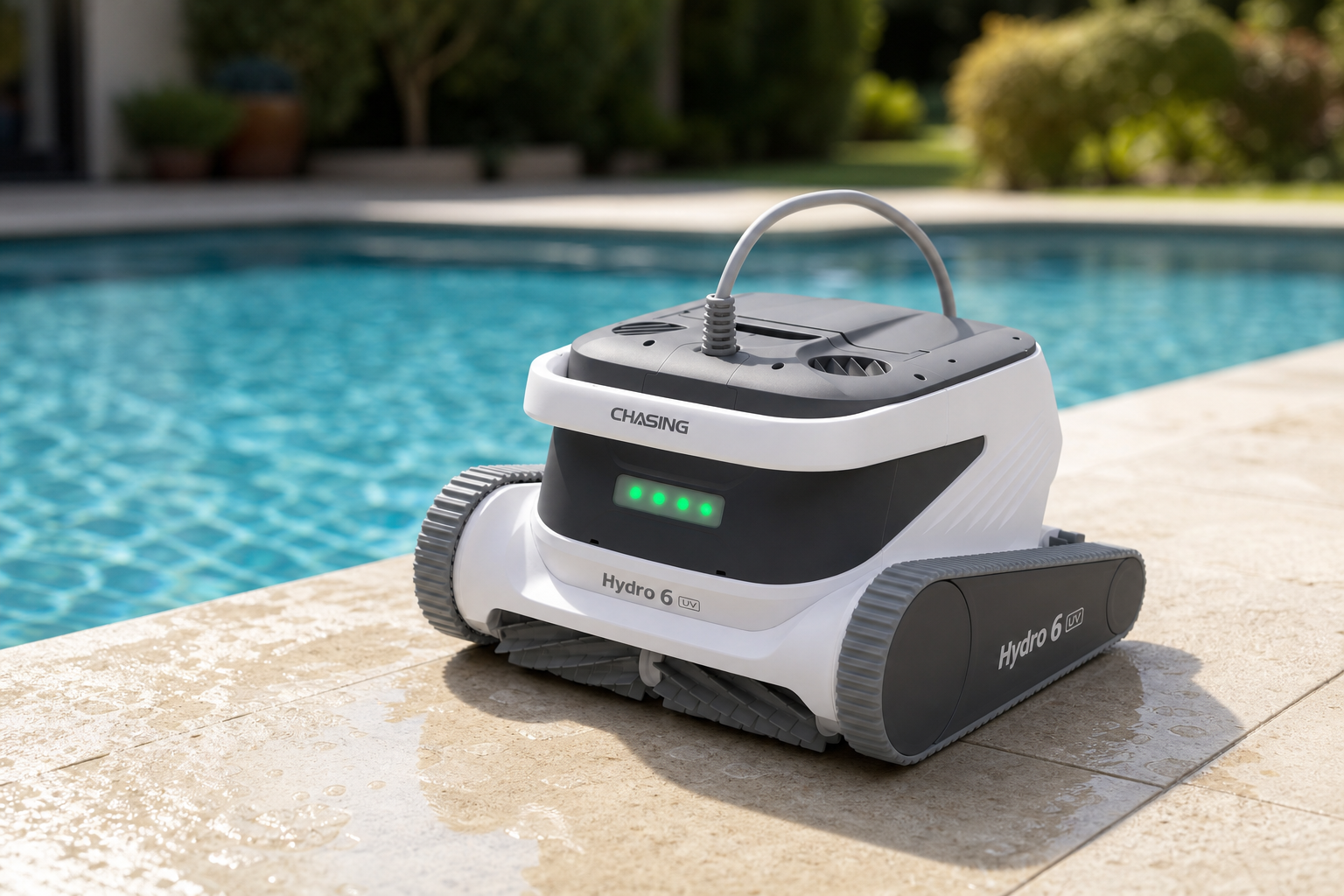 Hydro6 UV havuz temizleme robotunun havuz kenarında görünümü