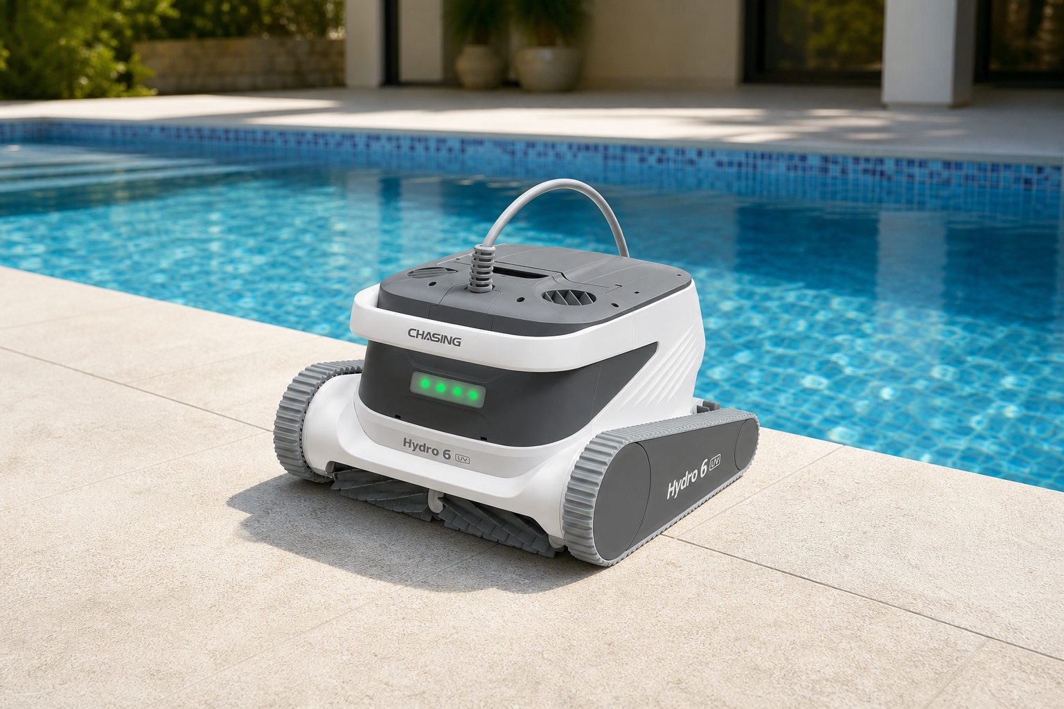 Berrak suya sahip bir villa havuzunun kenarında suya indirilmeye hazır bekleyen havuz robotu