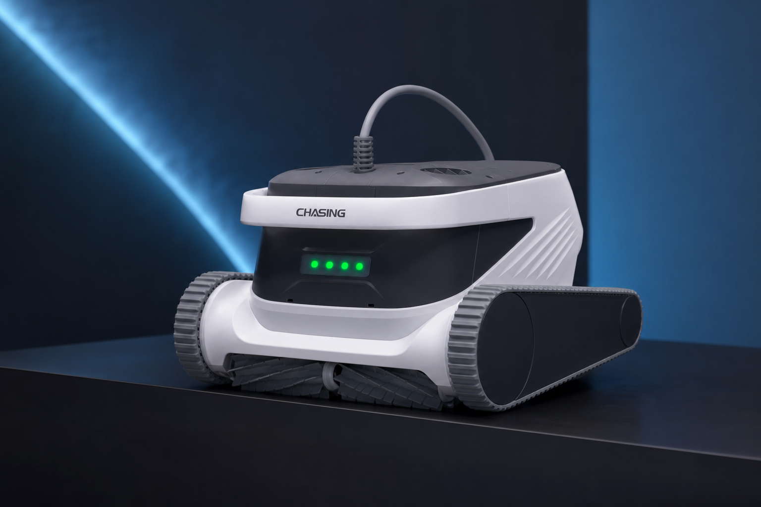 Hydro 6 UV havuz temizleme robotunun ön-sol açıdan stüdyo çekimi.