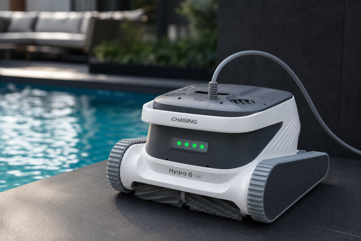 Ön panelinde yeşil LED göstergeleri bulunan Hydro 6 UV havuz temizleme robotu.