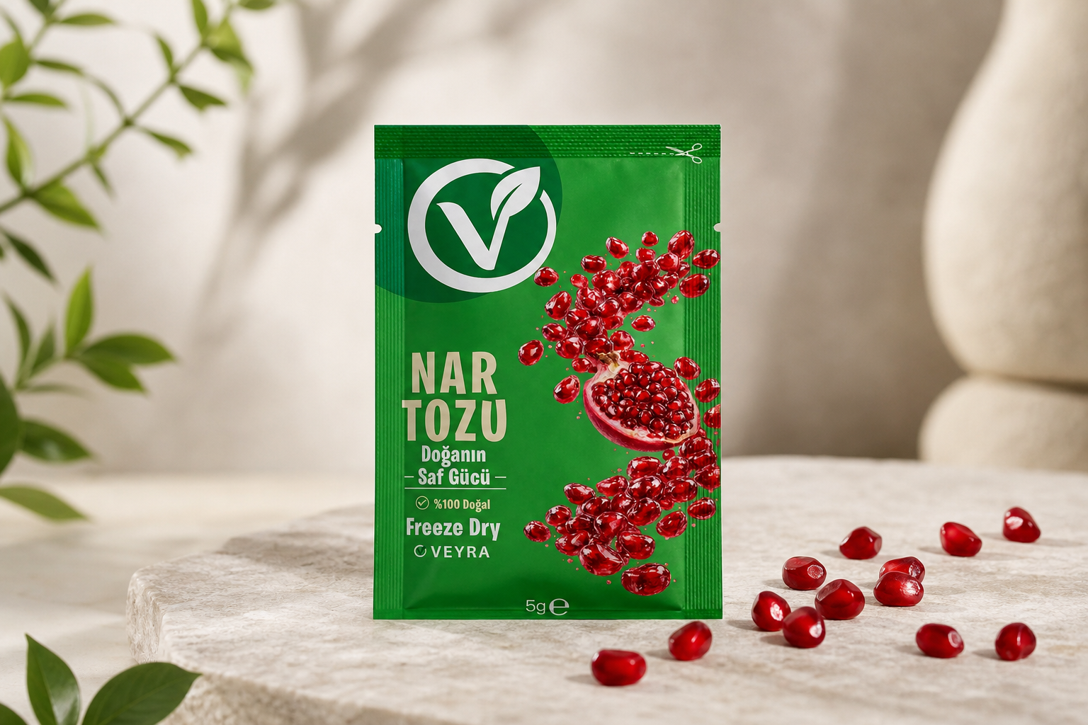 VeyraDry freeze-dry nar tozu paketi ve yanında dağılmış taze nar taneleri